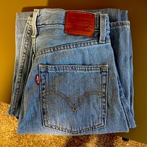 LEVIS SOLD OUT HIGH LOOSE JEAN! Size 25!